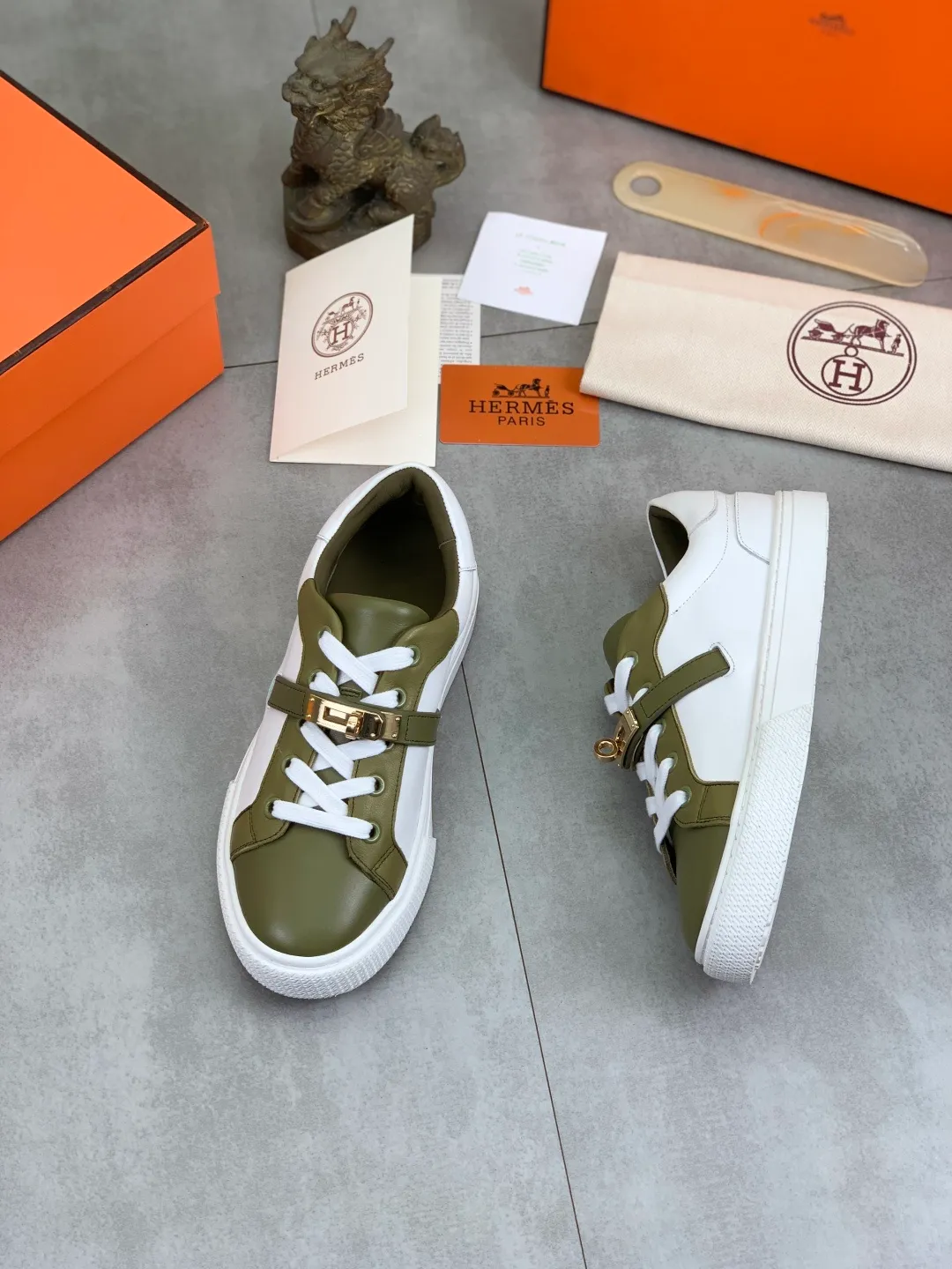 Men's men's shoes 💰P640 New Hermes top version Hermès classic couple style #𝐊𝐞𝐥𝐥𝐲 buckle casual white shoes skateboard shoes that will not conflict with shoes at all. Full of unknowns, Hermès rarely produces flat casual shoes and they are paired with classic palladium-plated Kelly shoe buckles! You'll fall in love with it at first sight. It's super versatile and can be worn with any skirt or pants. 🉑️Close your eyes and wear it. It's super noble. Fabric: Specific cowhide/canvas material. Lining: Sheepskin lining. Outsole: Original molded TPU outsole. Size: 35-45.